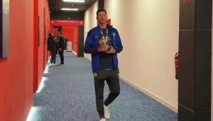 德甲-巴萨官方社媒晒莱万手拿奖杯视频：国王杯冠军也属于你