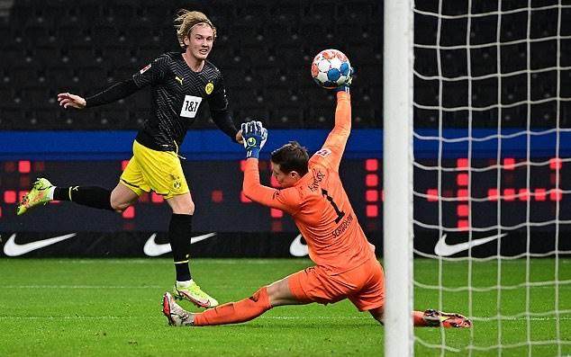 1639872540863435421.jpg 51963857-10324491-image-a-62_1639855331169.jpg